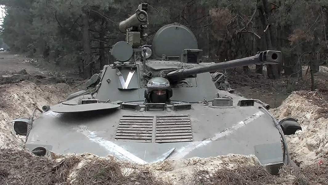 Военнослужащий подразделения Воздушно-десантных войск России на оборудованном блокпосту для обеспечения безопасности передвижения по дорогам общего пользования