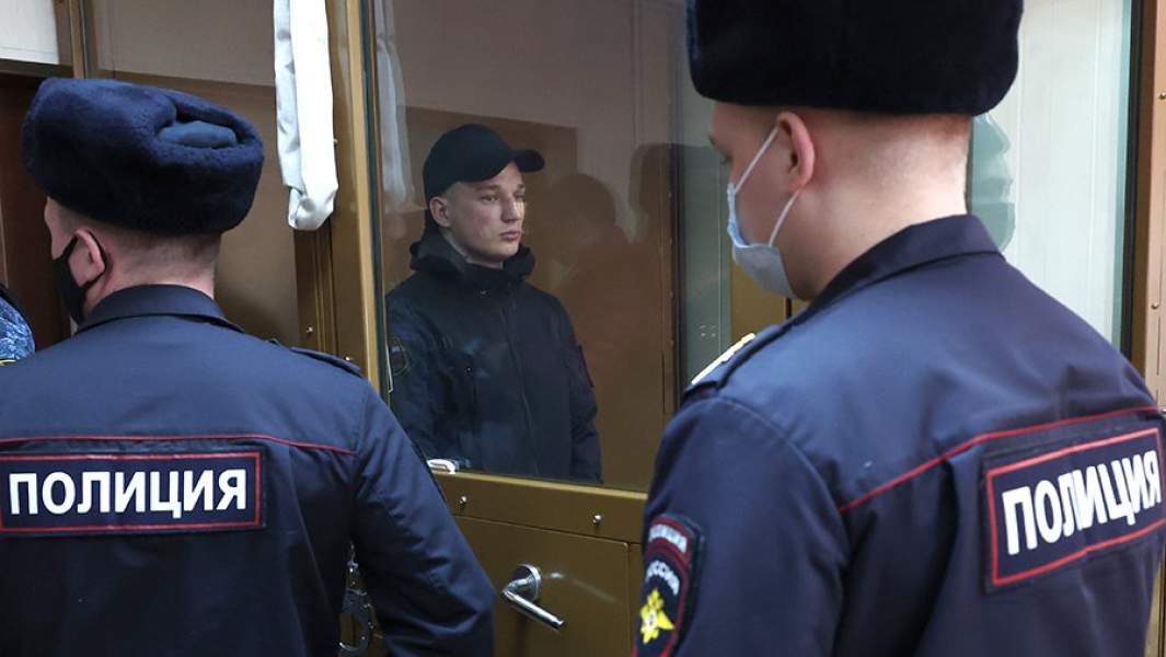 Блогер Эдвард Бил, обвиняемый в провоцировании массового ДТП на Смоленской площади в центре Москвы в апреле 2021 года, во время оглашения приговора в Пресненском суде