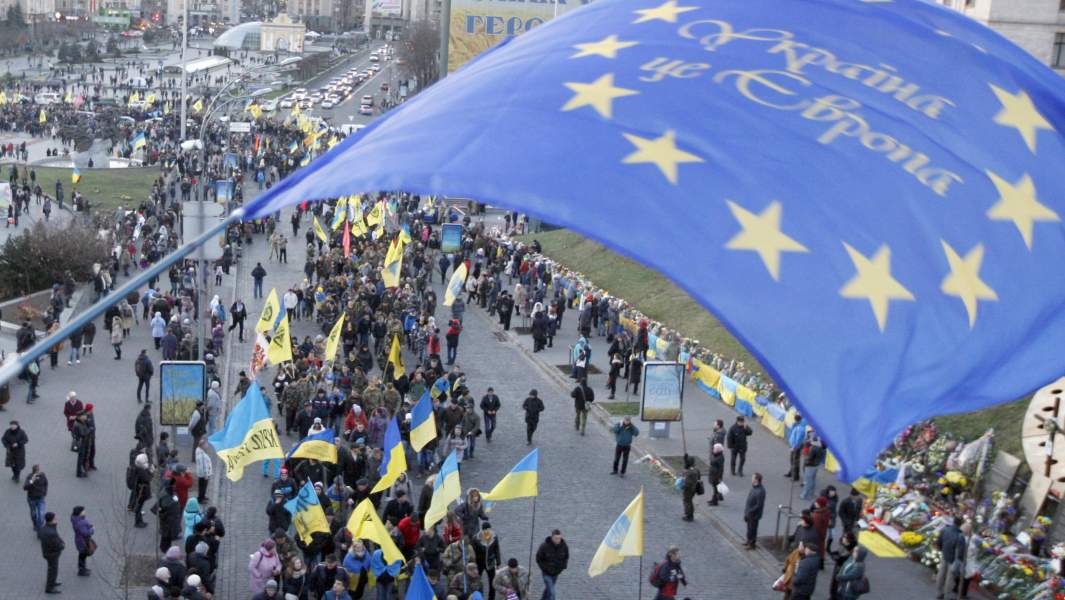 Участники марша в День достоинства и свободы, учрежденного в честь годовщины начала "евромайдана"