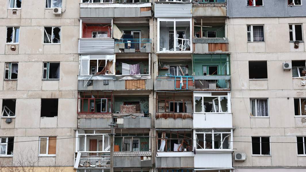 Поврежденный в результате боевых действий жилой дом