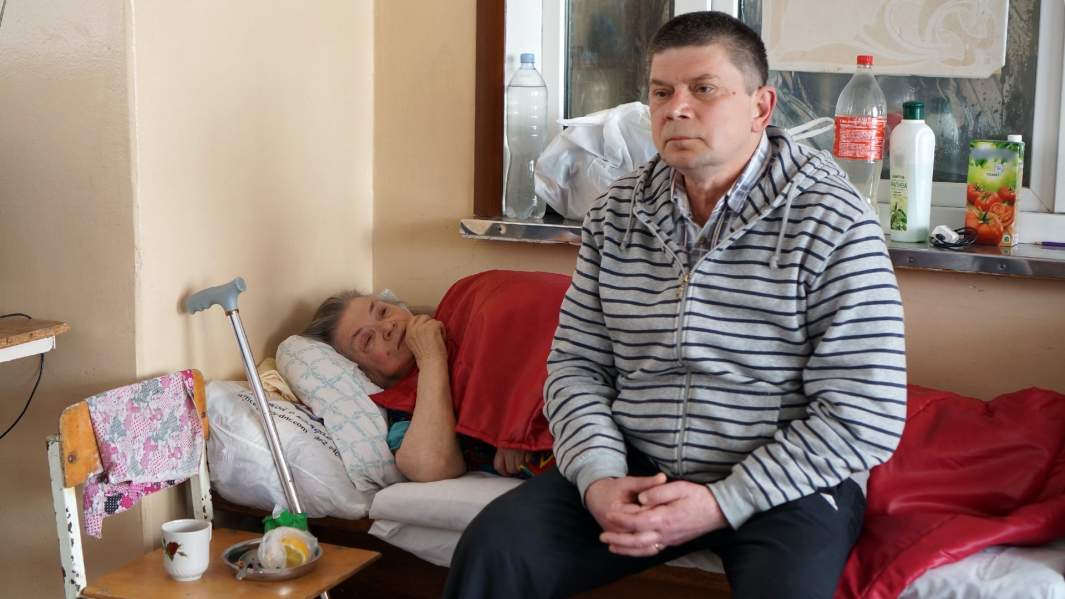 Олег, раненый в спину, и его мама Людмила Михайловна