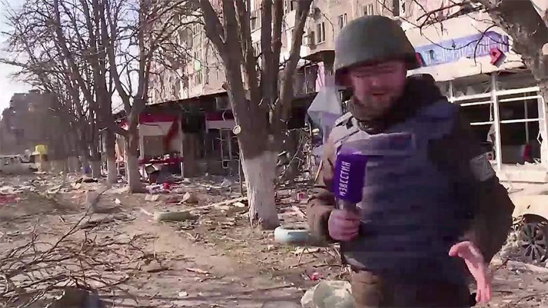 Родион Северьянов во время одного из репортажей из Мариуполя