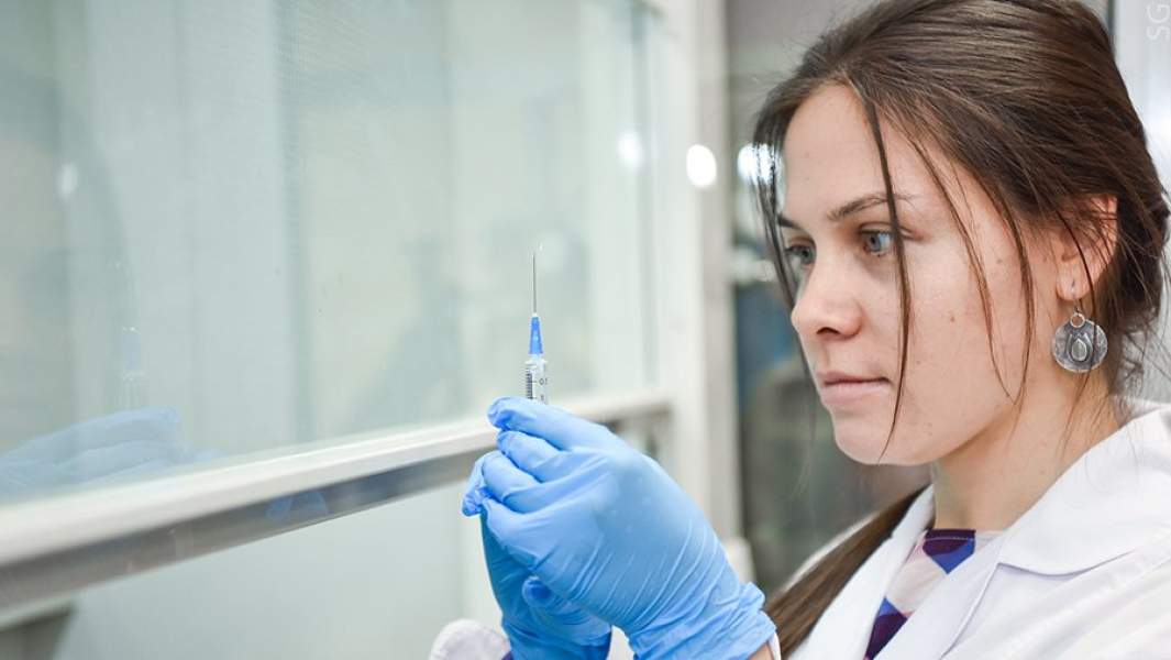 девушка в лаборатории