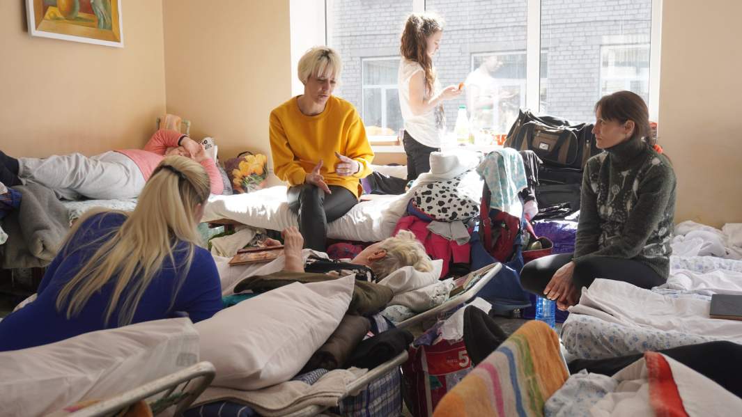 В школьной столовой размещены 56 человек