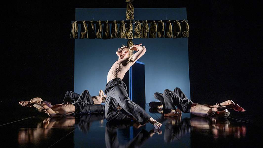 Сцена из спектакля «Маузер»