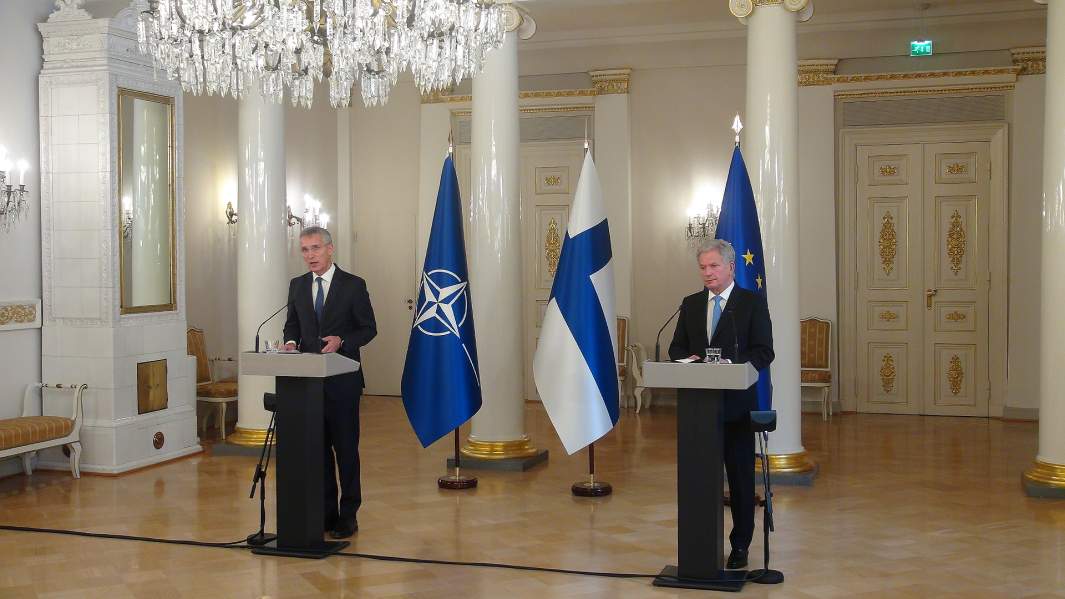 Президент Финляндии Саули Ниинистё (справа) и генеральный секретарь Организации Североатлантического договора (НАТО) Йенс Столтенберг принимают участие в совместной пресс-конференции в Хельсинки