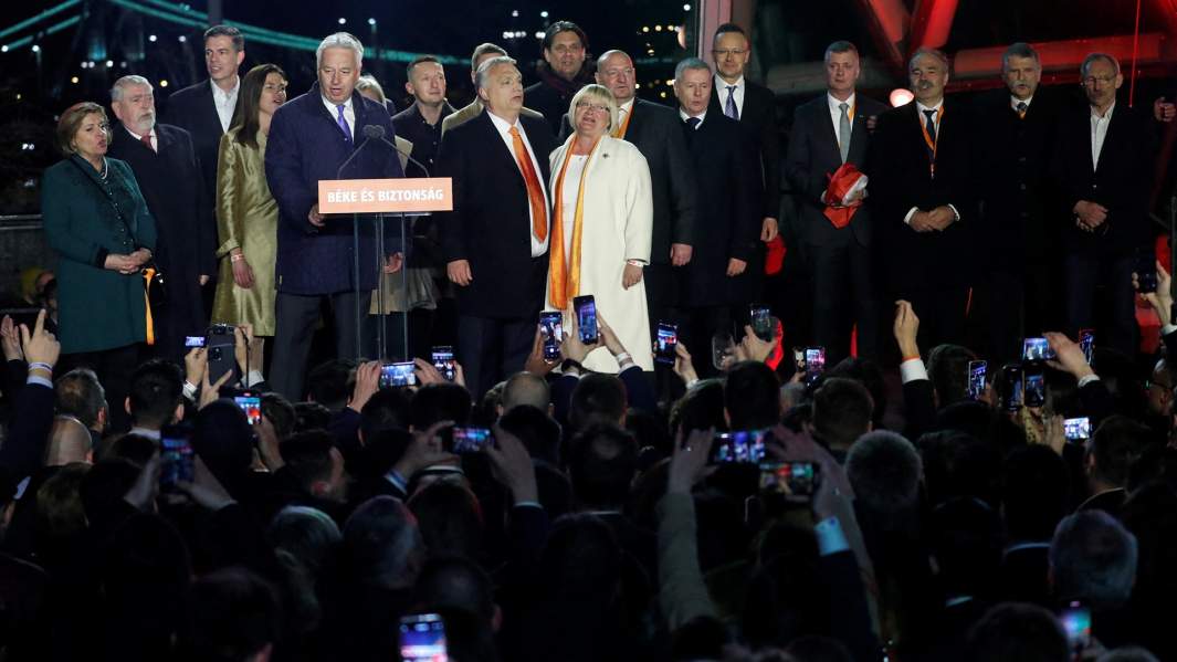 Премьер-министр Венгрии Виктор Орбан и члены партии Фидес поют после объявления частичных результатов парламентских выборов в Будапеште, Венгрия