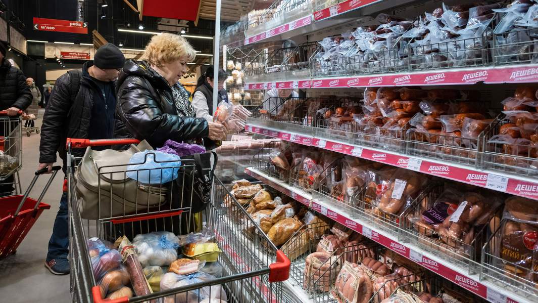 Люди закупаются в одном из супермаркетов Киева