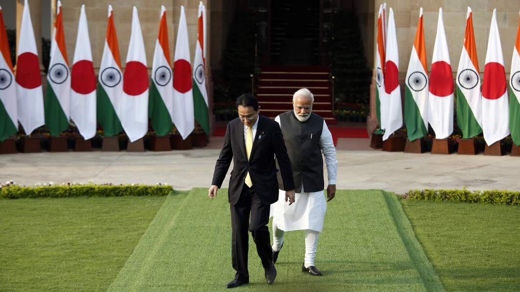 Премьер-министр Японии Фумио Кисида и президент Индии Нарендра Моди