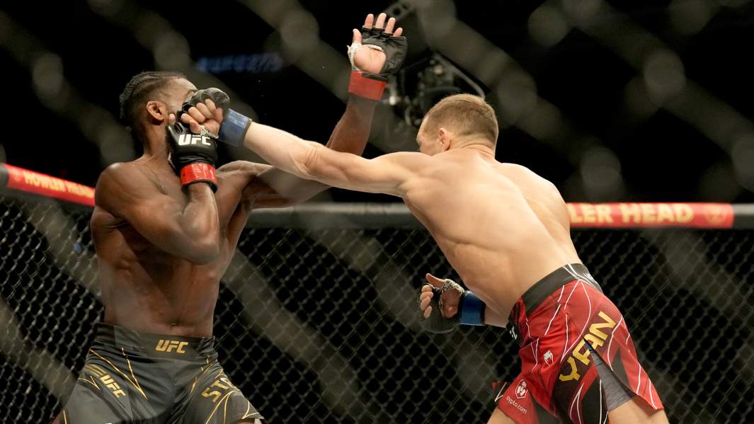 Петр Ян и  Алджамейн Стерлинг во время турнира UFC 273 на Vystar Memorial Arena, Флорида, США