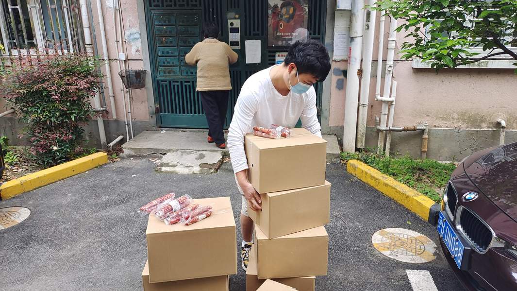 Добровольцы доставляют товары местным жителям, Шанхай, 18 апреля 2022 год