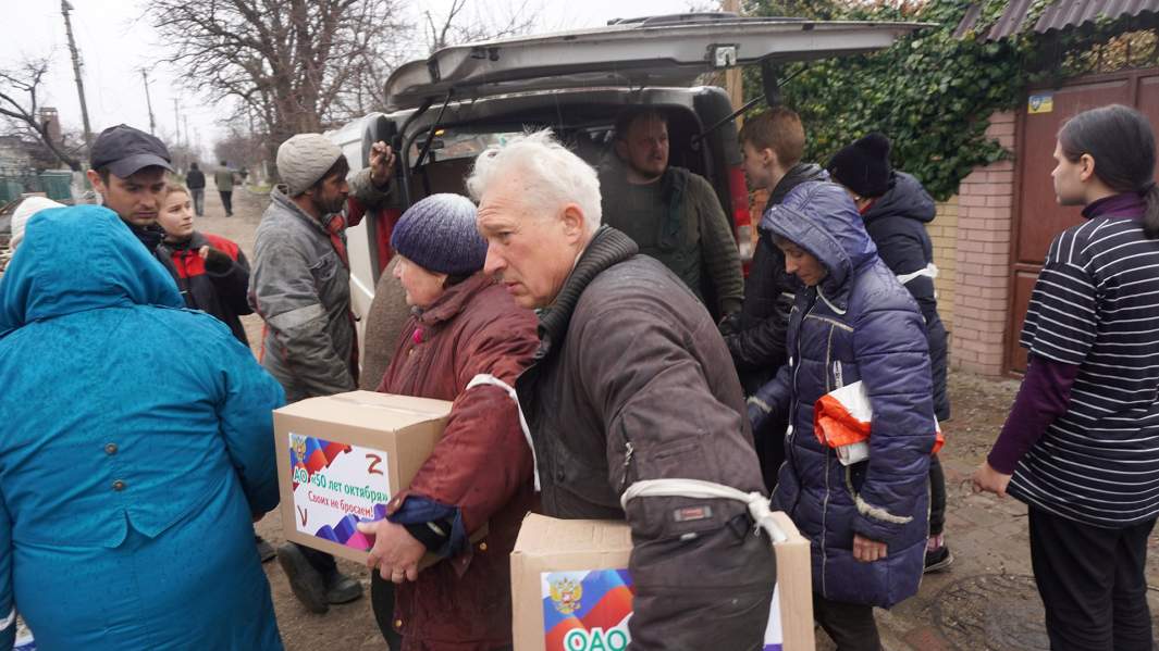 Раздача гуманитарной помощи проходит под звуки канонады