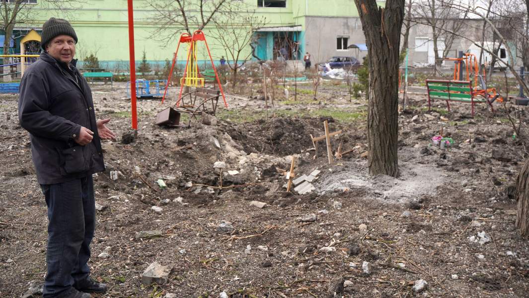 Погост во дворе, семь крестов