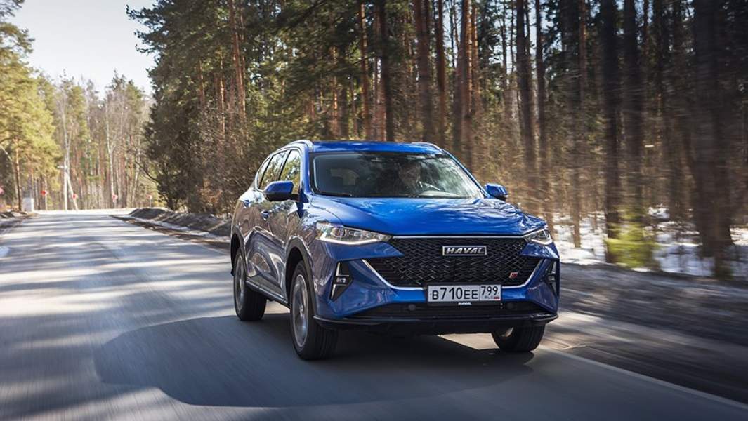 Haval F7 оснащается мотором 2,0 (190 л.с., 340 Нм) в паре с 7-ступенчатым «роботом». Производитель не сообщает данные разгона, в реальности они близки к Exeed TXL