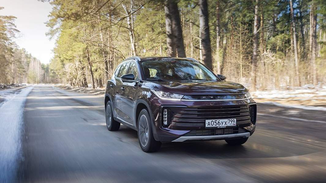 Для Exeed TXL доступен только один вариант силового агрегата: турбированный 1,6 (186 л.с., 275 Нм) в паре с 7-ступенчатым «роботом». Заявленный разго до «сотни»: 9,8 с