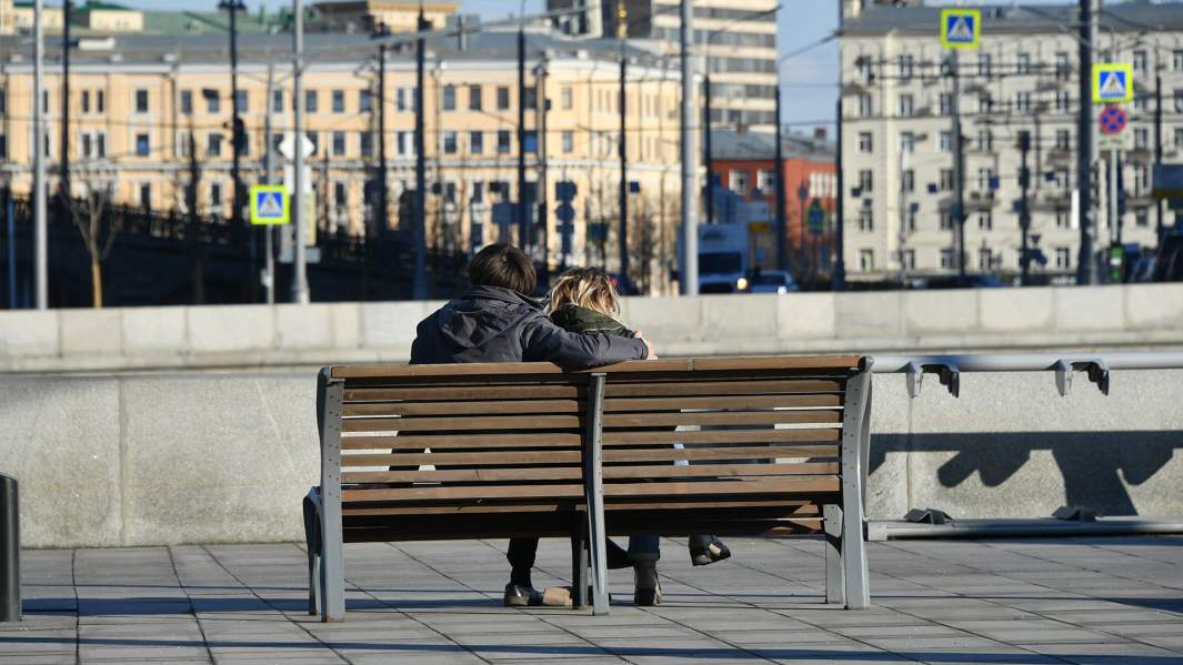 Люди наслаждаются прогулкой