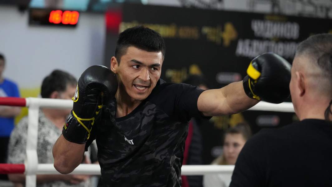 Азизбек Абдугофуров на тренировке