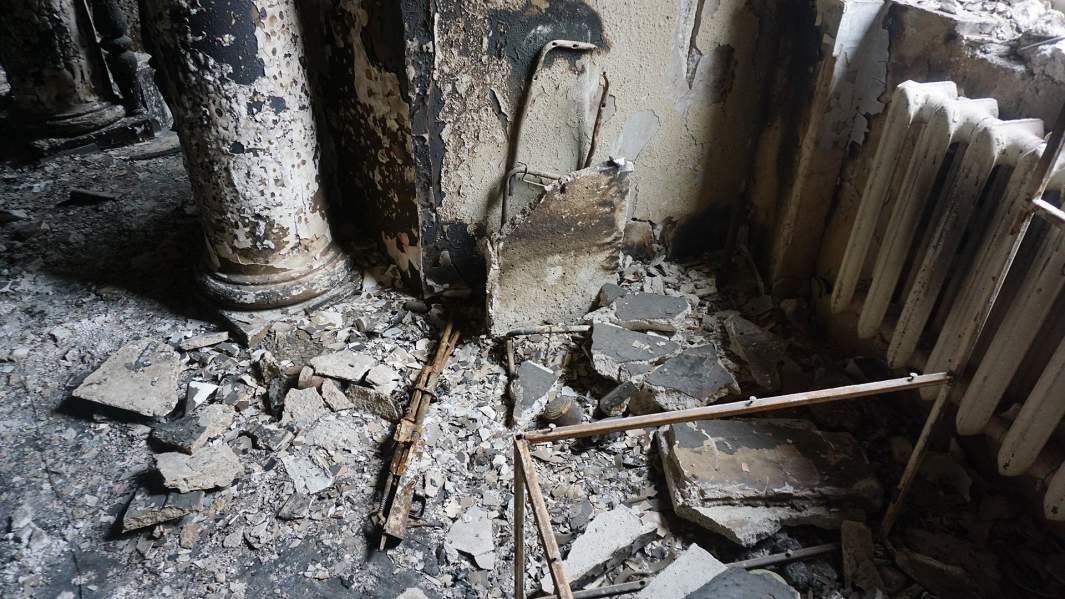 Разрушенное здание Донецкого академического областного драматического театра в Мариуполе.