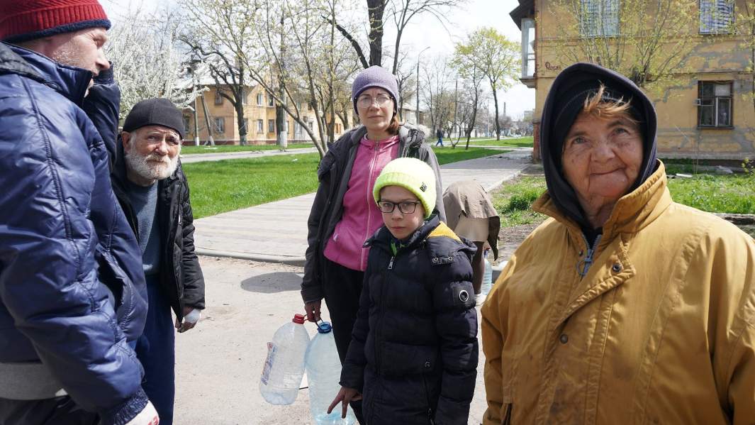 Жители микрорайона Восточный в очереди за водой