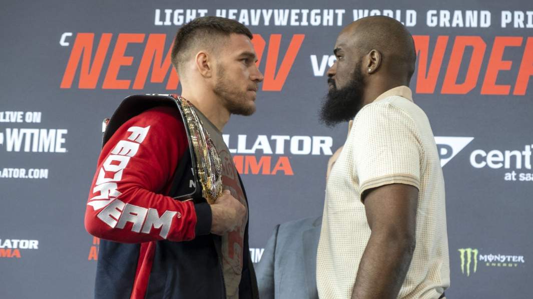 Чемпион Bellator в полутяжелом весе Вадим Немков и его соперник Кори Андерсон во время пресс-конференции Bellator 