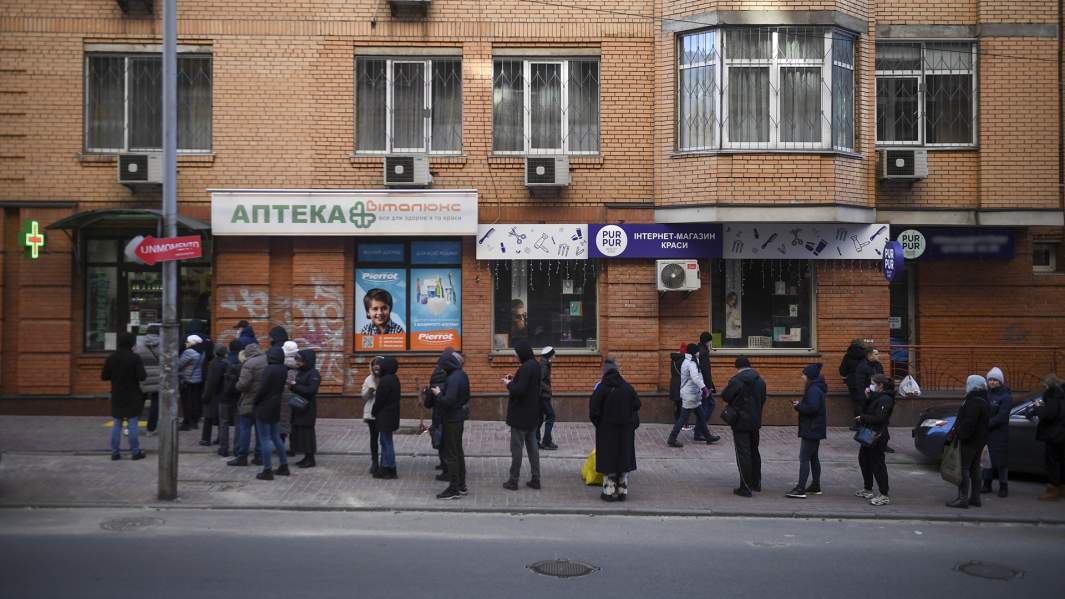 Очередь в одну из киевский аптек