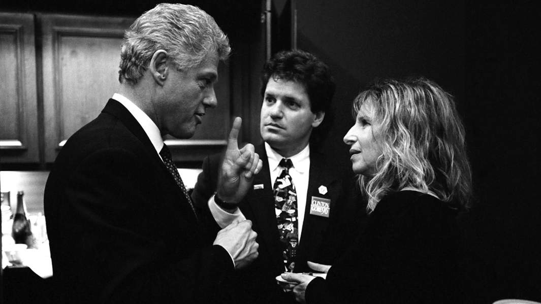 Президент Билл Клинтон беседует с певицей и автором песен Барброй Стрейзанд и своим сводным братом Роджером Клинтоном в ночь выборов за кулисами в Старом государственном доме, Литл-Рок, Арканзас, 5 ноября 1996 года