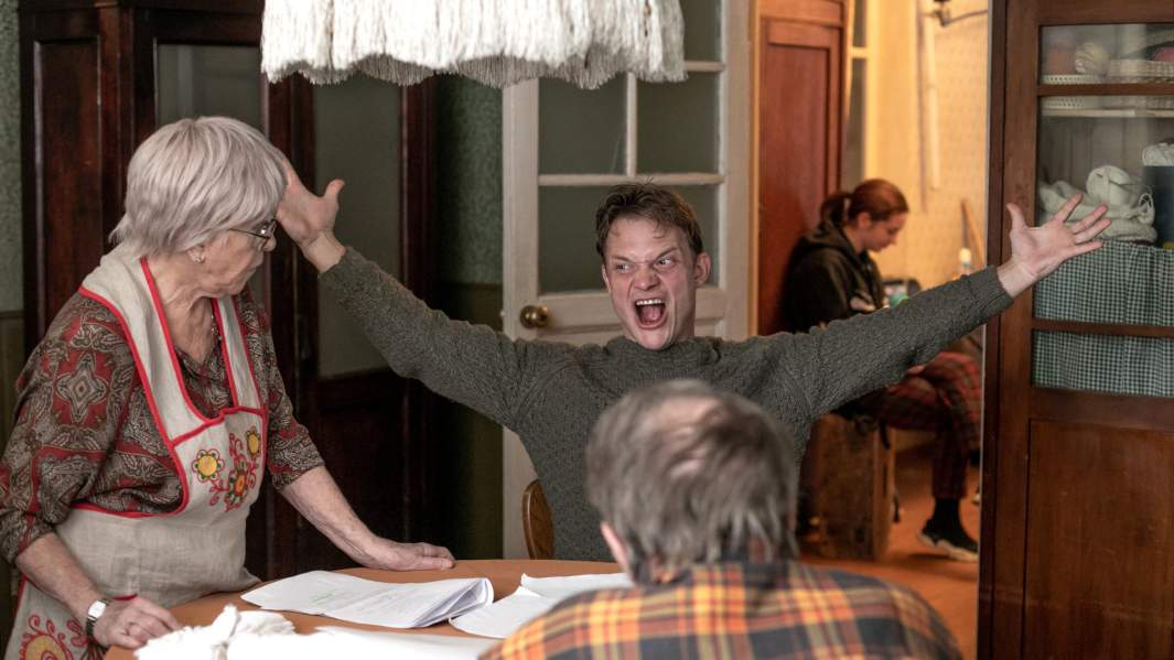 Алиса Фрейндлих, Евгений Ткачук и Александр Адабашьян на съемках фильма «Родители строгого режима»