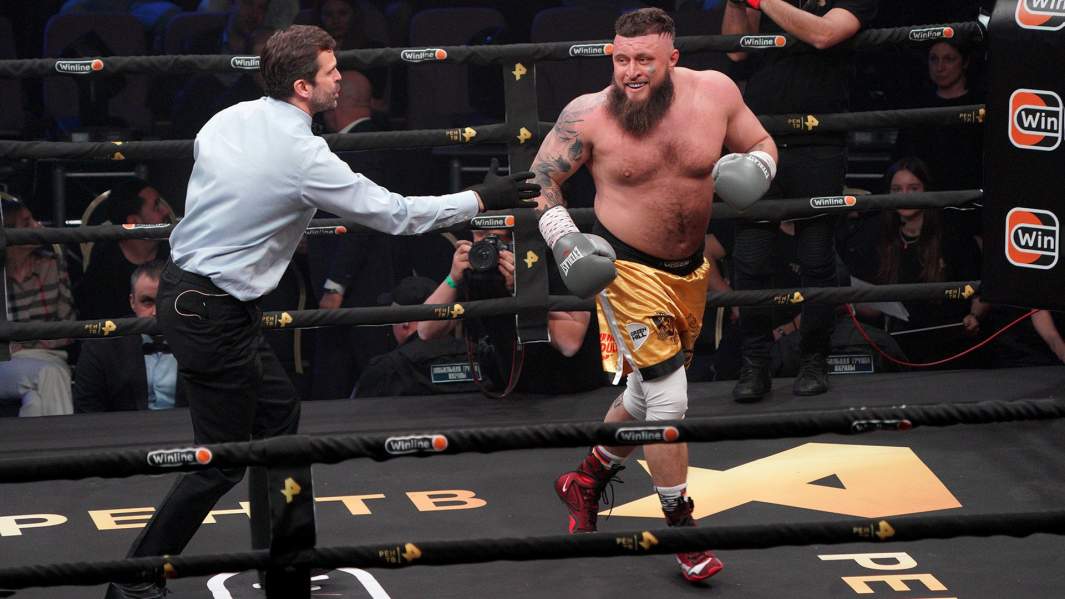 Боец Максим Щербаков («Топор») на турнире «Бойцовский клуб РЕН ТВ. Суперсерия» в «Вегас Сити Холле»