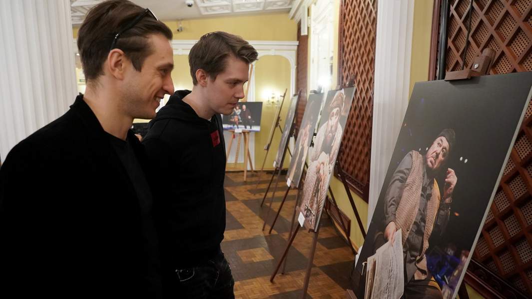 Посетители на открытии выставки «Путешествие в «Калягинск», посвященной 80-летнему юбилею Александра Калягина, в театре «Et Cetera»