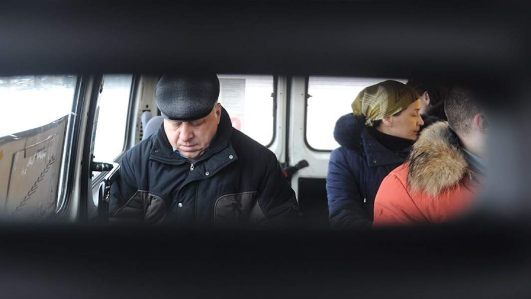 Пассажиры в маршрутном такси