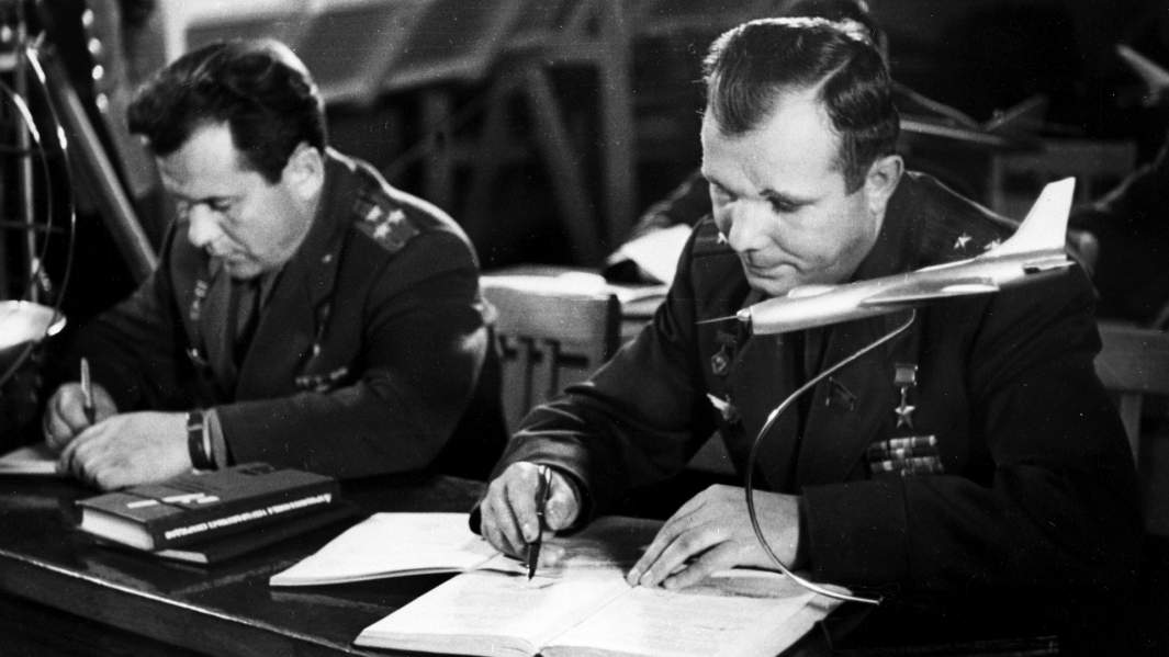 Летчики-космонавты СССР Юрий Гагарин (справа) и Павел Попович на лекции в Военно-воздушной инженерной академии имени Н.Е. Жуковского