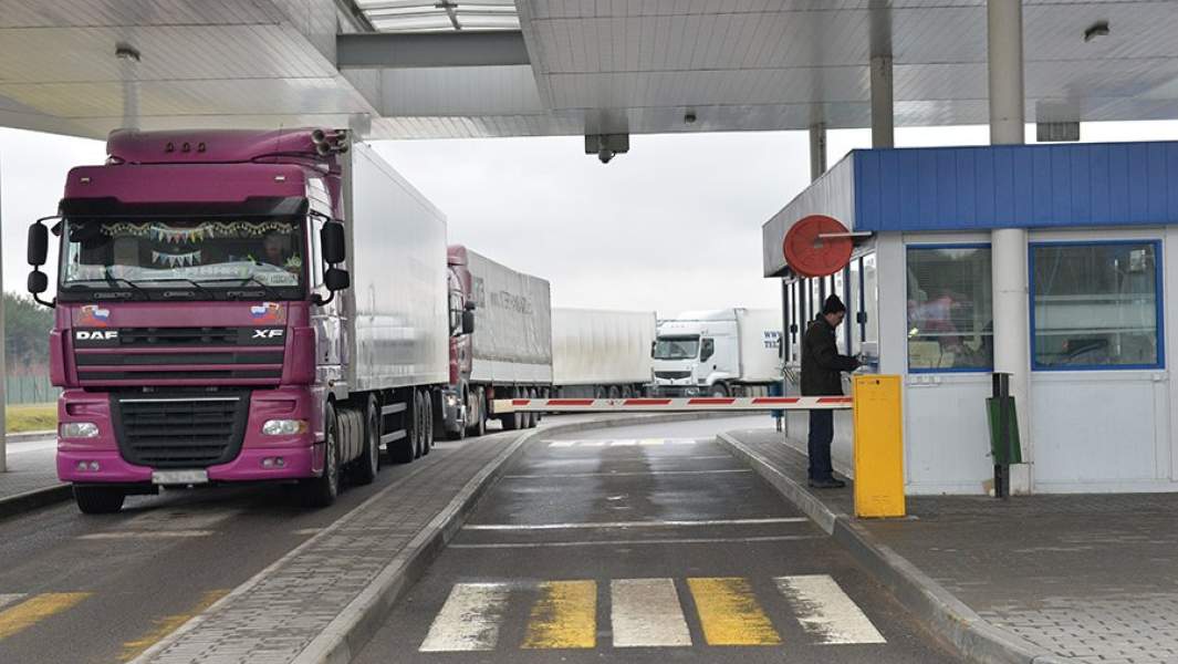 Грузовики в очереди на пересечении границы