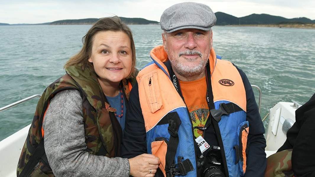 Ольга Лапшина и Сергей Старостин во время морской прогулки по Охотскому морю