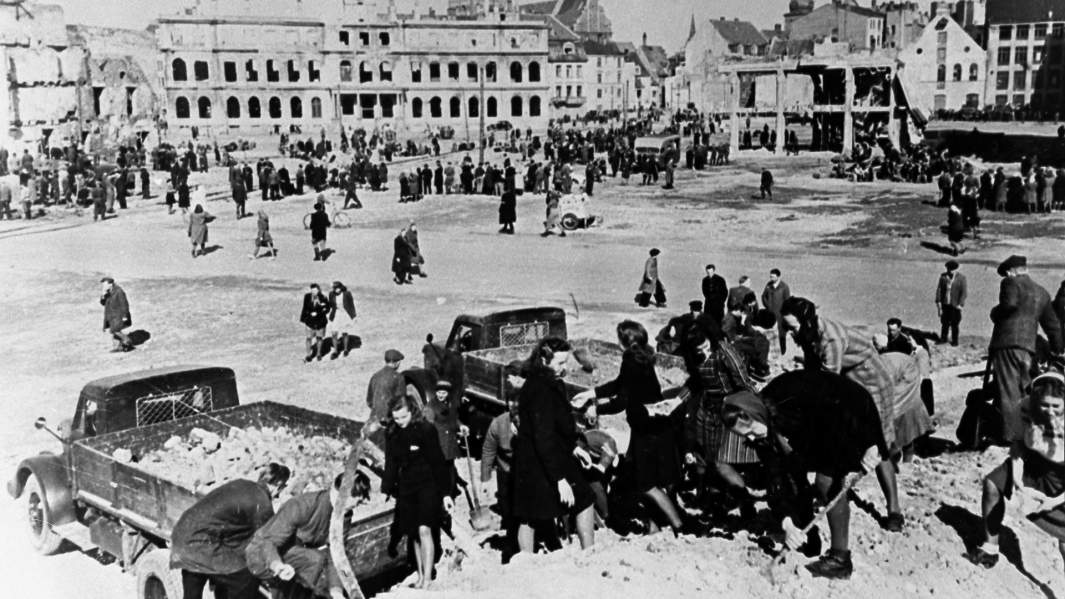 Жители Риги разбирают развалины после освобождения города от немецко-фашисткой оккупации. Осень 1944 года.