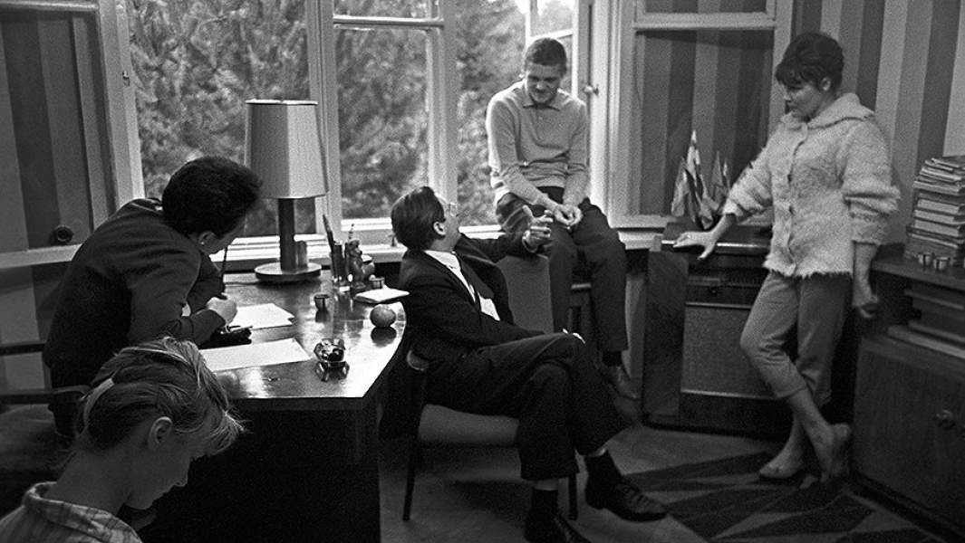 Белла Ахмадулина (справа) беседует с французскими журналистами