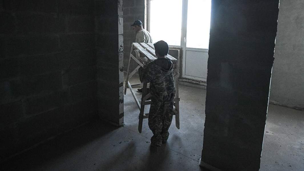 Мужчина с мальчиком в квартире нового дома