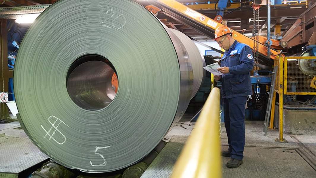 Рабочий у рулона стали в цехе покрытий металла Череповецкого металлургического комбината