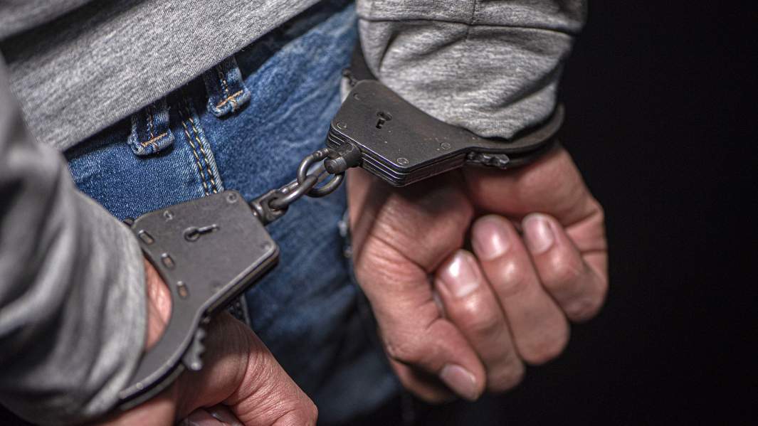 Руки в наручниках