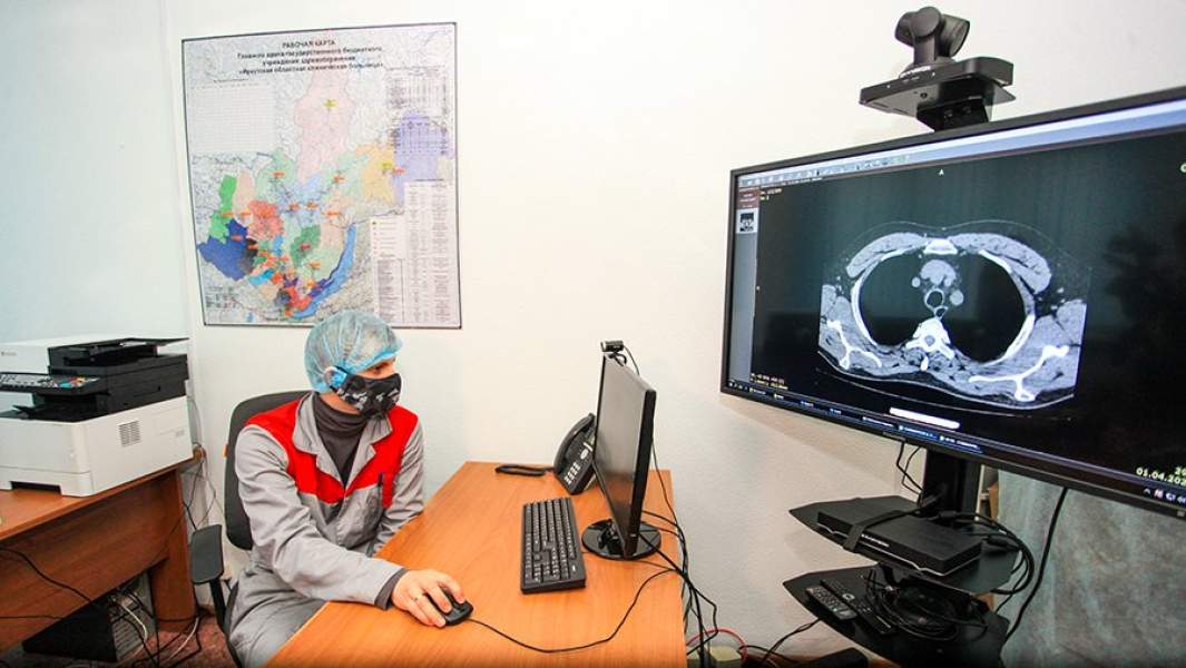 Медицинский работник в Центре дистанционного консультирования с применением телемедицинских технологий на базе Иркутской областной клинической больницы