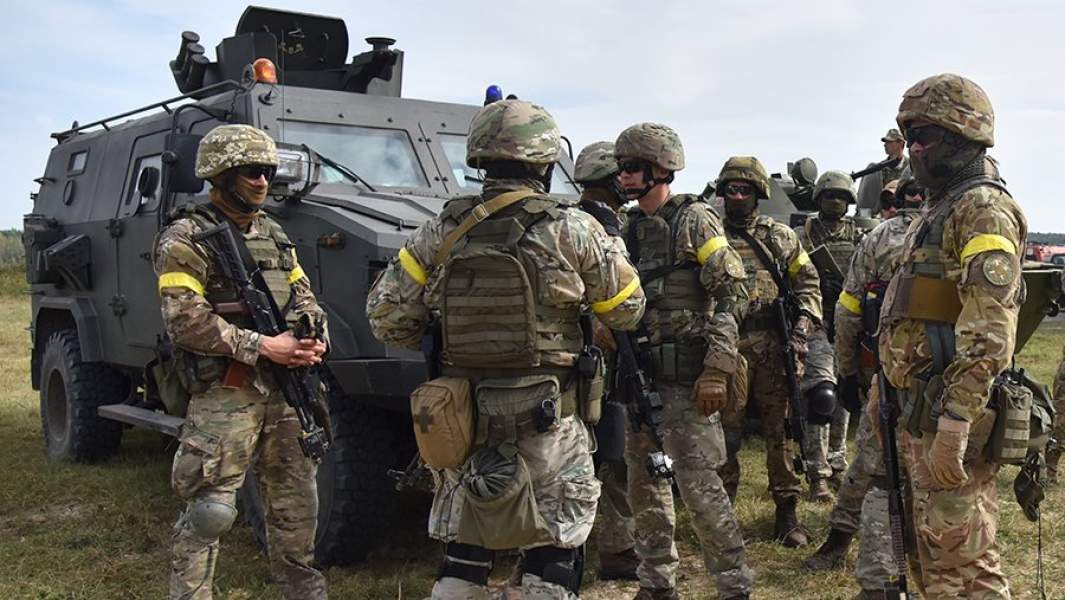 Военнослужащие Украины во время активной фазы совместных военных учений Украины и стран НАТО Rapid Trident 2020 на Яворовском полигоне во Львовской области