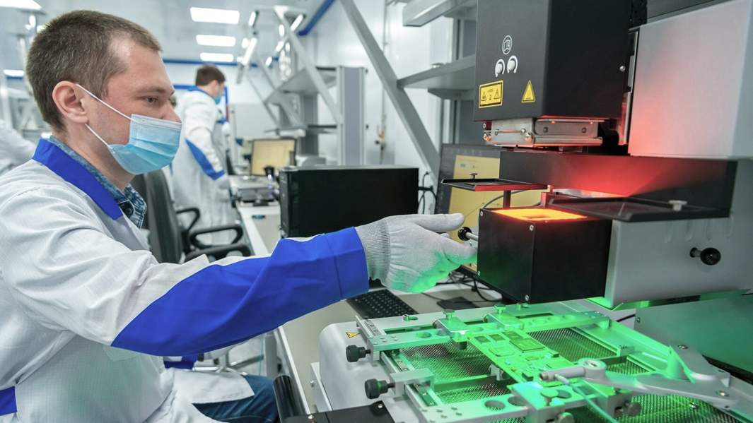 Человек работает с новыми технологиями