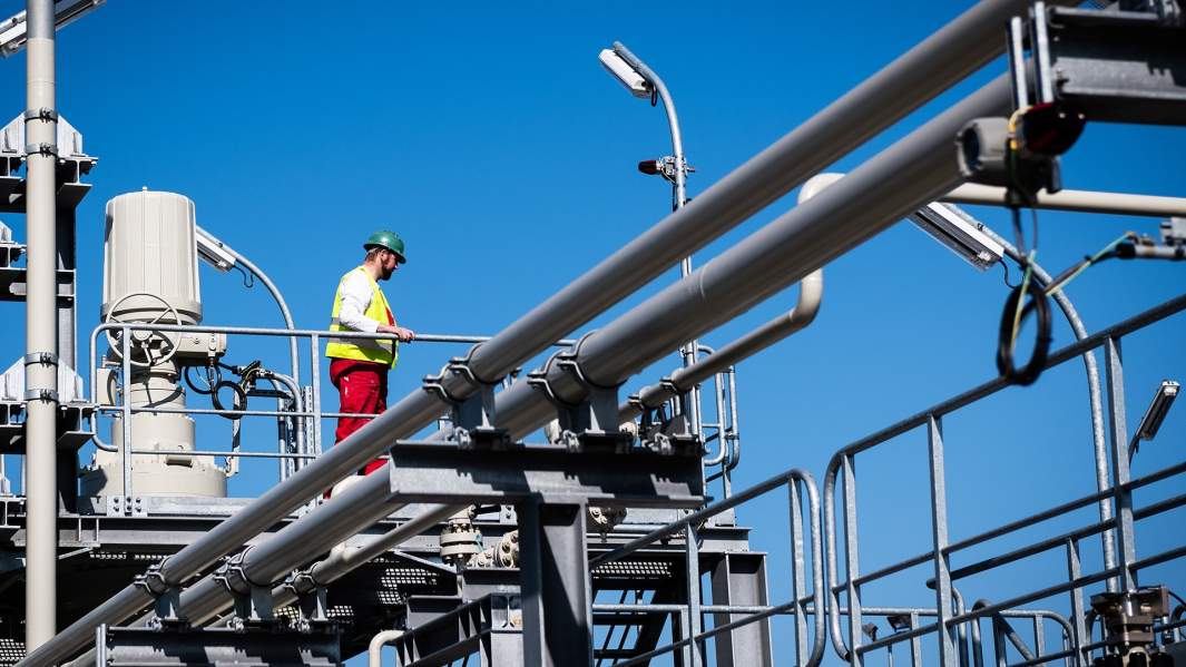 Специалист работает на территории газораспределительного центра