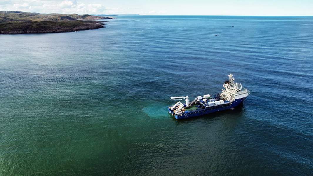 Судно-кабелеукладчик с подводным оптоволоконным кабелем на борту возле села Териберка в Мурманской области