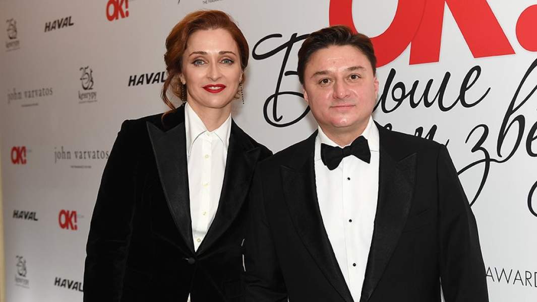 Актер Максим Лагашкин с супругой Екатериной перед началом торжественной церемонии вручения премии ОК! Awards «Больше чем звезды». 2021 год