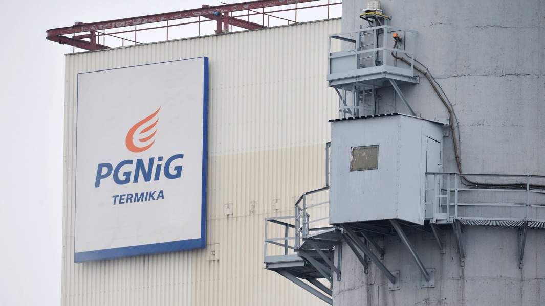 Вывеска на здании государственной нефтегазовой компании Польши Polskie Gornictwo Naftowe i Gazownictwo