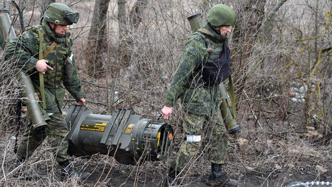 Военнослужащие ДНР несут противотанковый ракетный комплекс NLAW, оставленный украинскими военными в селе Пищевик