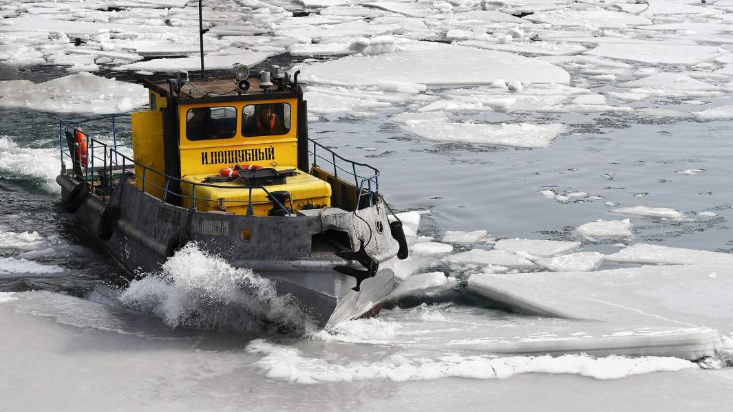 Катер-ледокол разрушает ледовый покров с целью предотвращения подтоплений