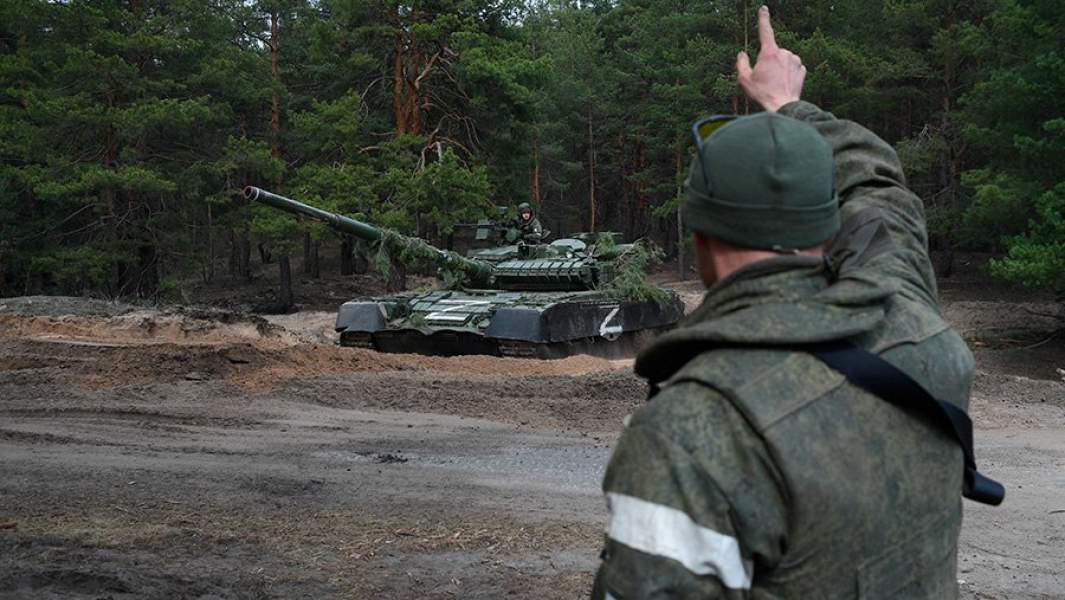 Боец и танк Народной милиции ЛНР под Северодонецком