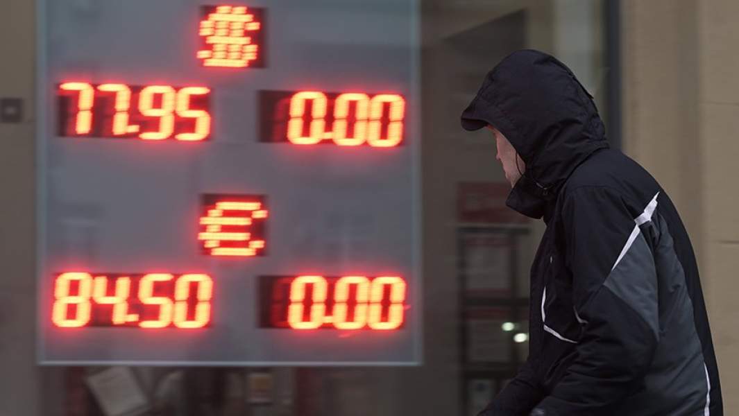 Электронное табло с курсами валют на одной из улиц в Москве