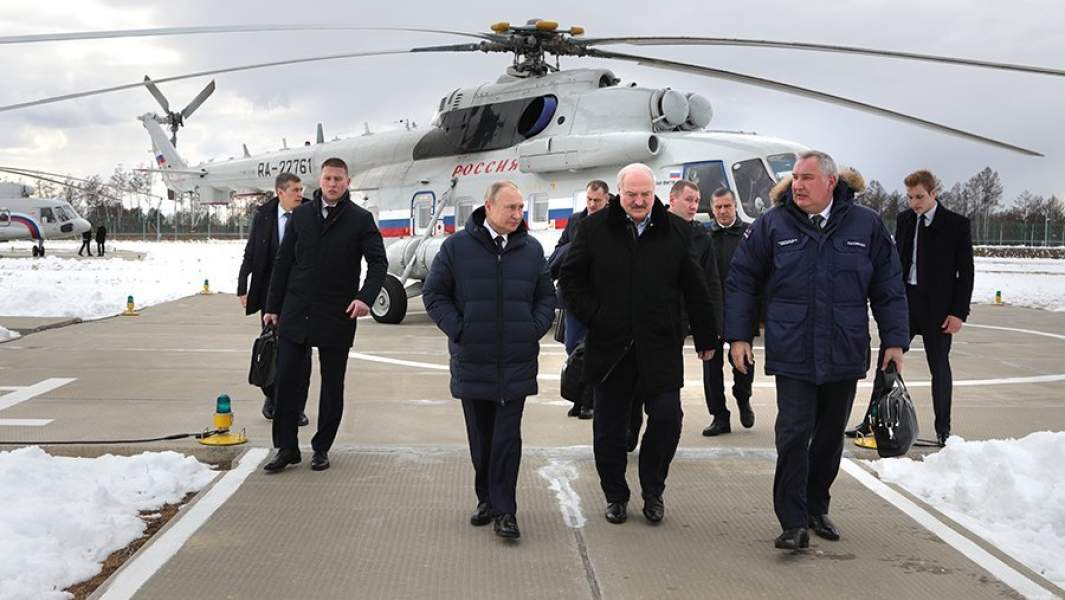 Президент РФ Владимир Путин, президент Белоруссии Александр Лукашенко и генеральный директор Госкорпорации «Роскосмос» Дмитрий Рогозин на космодроме Восточный